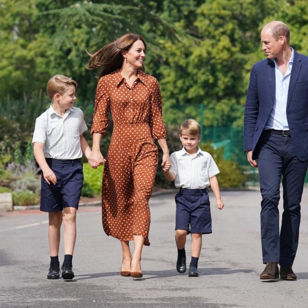 Prinz William, Prinzessin Kate und ihre Kinder gehen zusammen die Straße entlang.