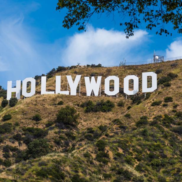 Der Hollywood-Schriftzug auf einem Hügel unter blauem Himmel.