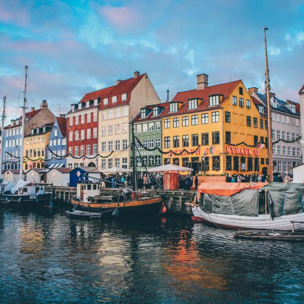 Bunte Häuserfassaden und Boote im Nyhavn, Kopenhagen.