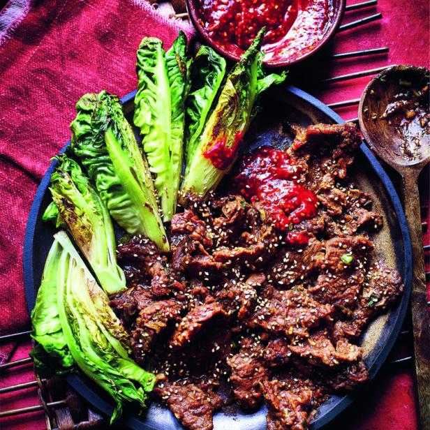 Bulgogi, koreanisches mariniertes Rindfleisch, wird mit Salat und Gochujang-Sauce serviert.