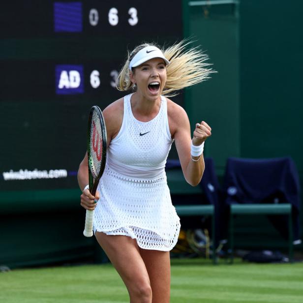 Eine Tennisspielerin jubelt auf dem Platz in Wimbledon.