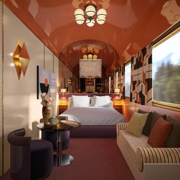 Innenansicht einer luxuriösen Schlafkabine in einem Zug mit Doppelbett und Sitzecke.