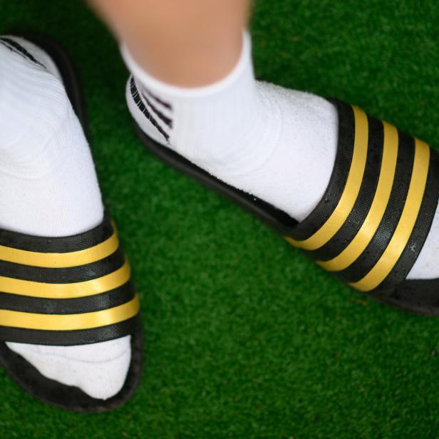 Adiletten mit Socken.