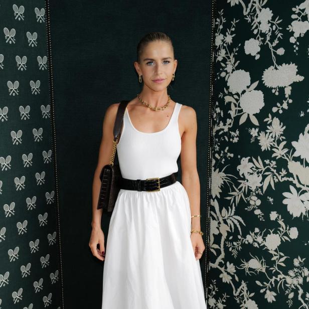 Eine Frau in einem weißen Kleid posiert bei der Polo Ralph Lauren Veranstaltung in Wimbledon 2023.