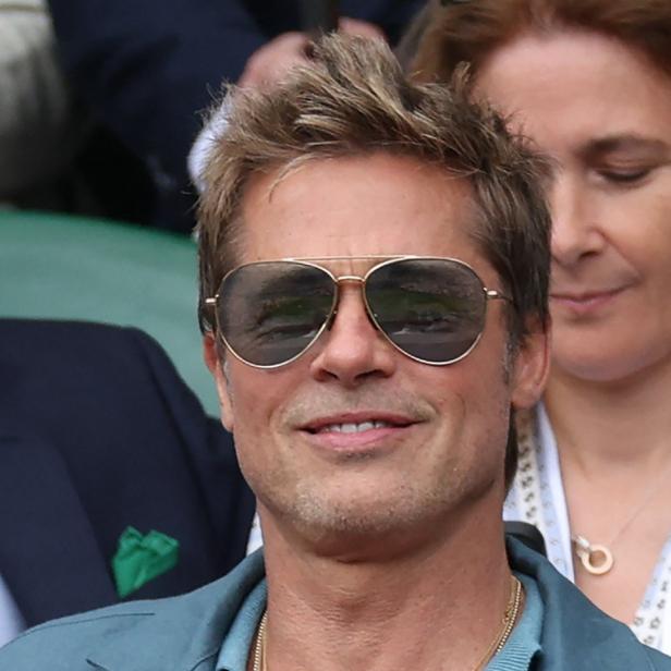 Brad Pitt mit Sonnenbrille bei einer Sportveranstaltung.