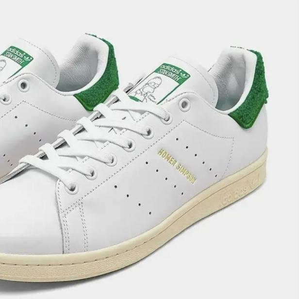 Zwei weiße Adidas Stan Smith-Sneaker mit Homer Simpson-Details.
