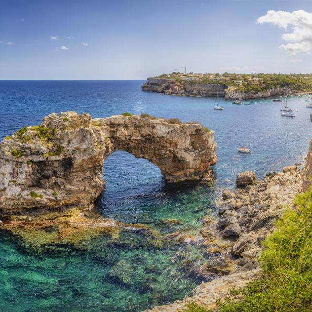 Ein natürlicher Felsbogen an der Küste von Mallorca.