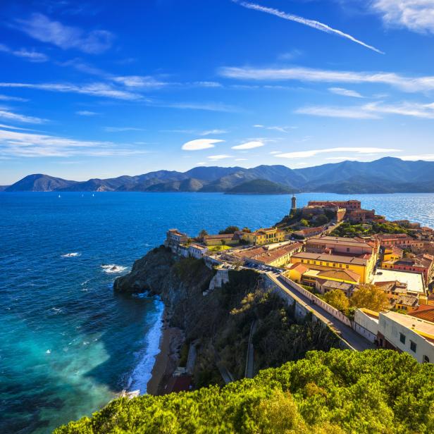 Blick auf die Küstenstadt Portoferraio auf der Insel Elba.