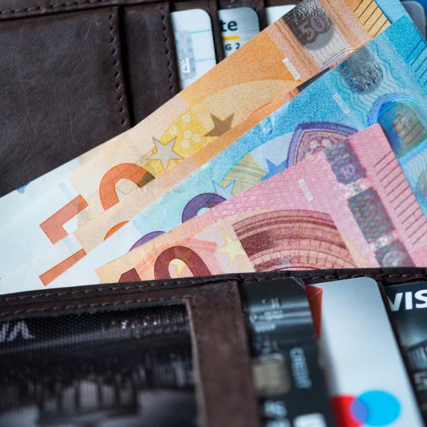 Geldscheine und Kreditkarten in einem Geldbeutel.