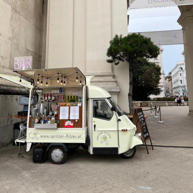 Ein „Spritzer Flitzer“-Verkaufsstand vor der Karlskirche in Wien.