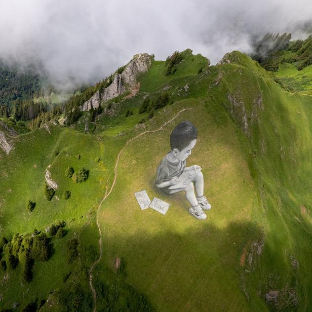 Ein gezeichneter Junge sitzt auf einem grünen Berggipfel und liest in einem Buch.