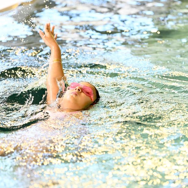 Schulkinder nehmen an einem kostenlosen Schwimmunterricht teil.