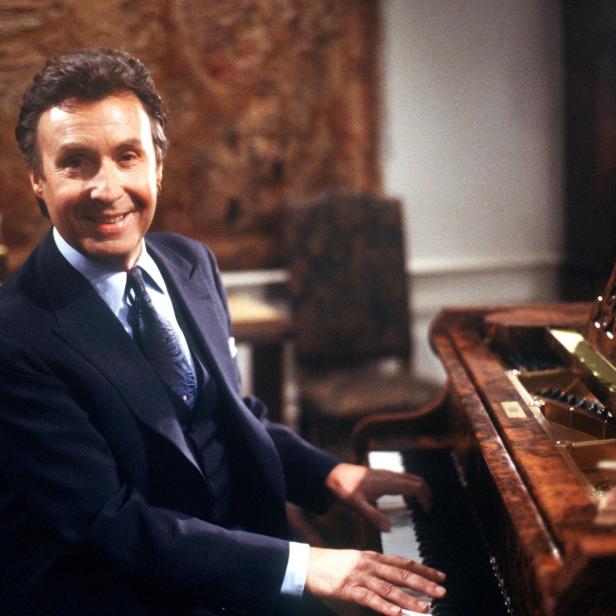 Peter Alexander spielt Klavier.