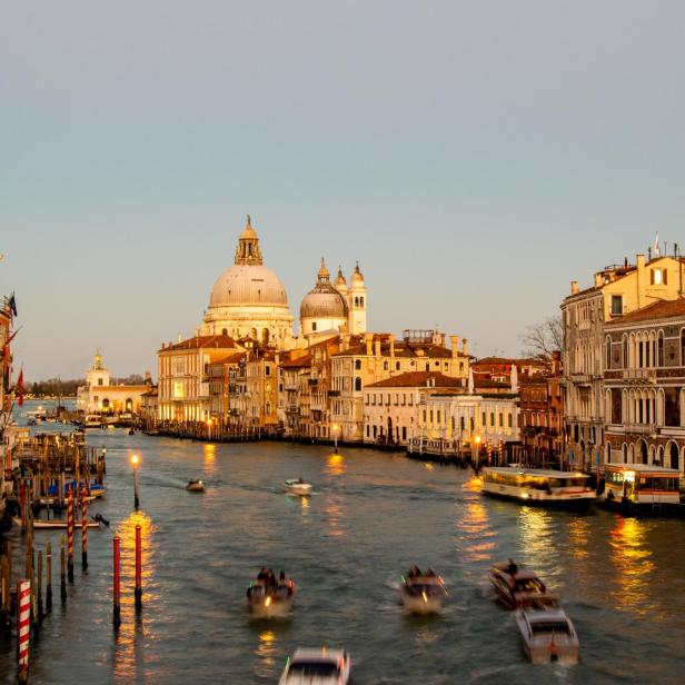 Blick auf den Canal Grande in Venedig mit der Kirche Santa Maria della Salute.