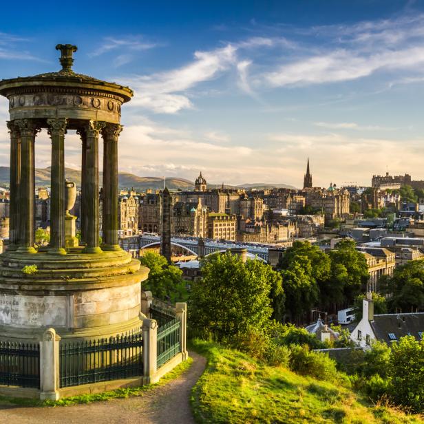 Blick auf Edinburgh mit dem Dugald Stewart Monument im Vordergrund.