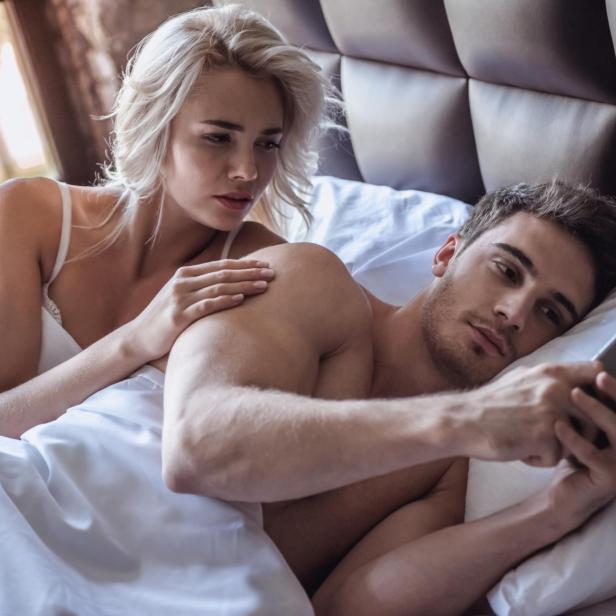 Partner schaut sich auf Tinder um.