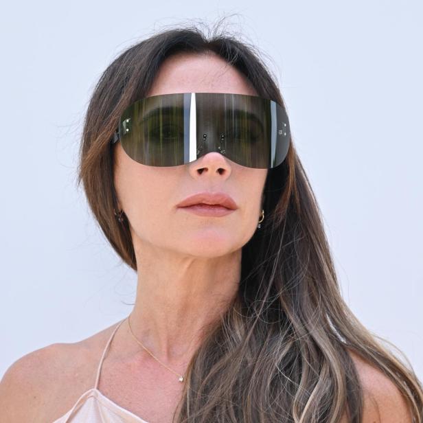 Victoria Beckham trägt eine futuristisch anmutende Sonnenbrille.