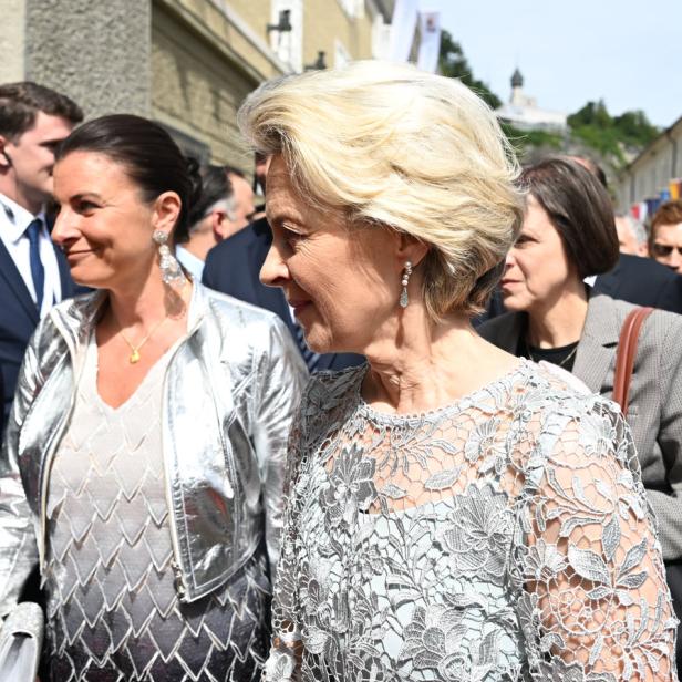 Ursula von der Leyen bei einer Veranstaltung im Freien.
