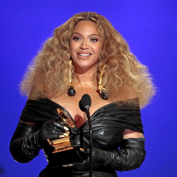 Beyoncé in Pharrell Williams erstem, maßgeschneidertem Louis Vuitton Look.