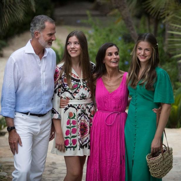 Die spanische Königsfamilie posiert im Freien für ein Foto.