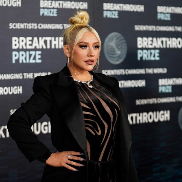 Christina Aguilera posiert vor dem Hintergrund des Breakthrough Prize.