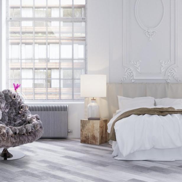 Ein Schlafzimmer mit einem ungewöhnlichen Sessel, der mit vielen kleinen Koalas bedeckt ist.