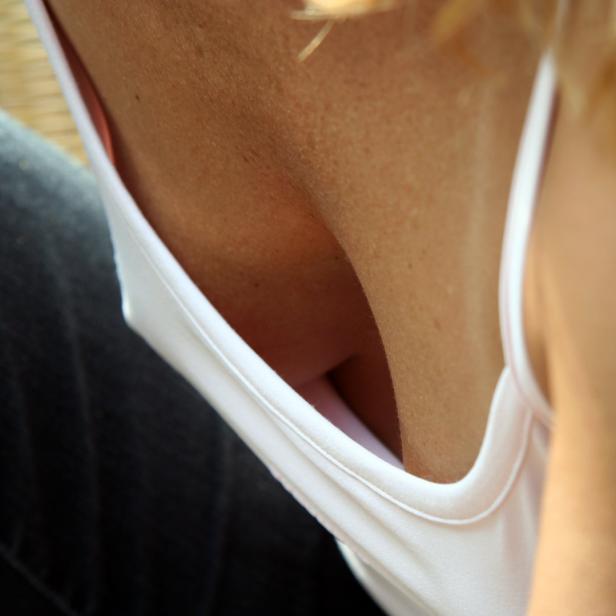 Nahaufnahme vom Ausschnitt eines weißen Tanktops.