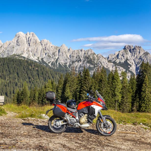 Rote Schönheit: Ducati Multistrada V4 am Sella di Razz.