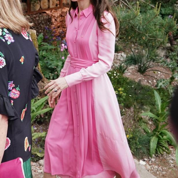 Kate Middleton trägt ein rosa Kleid bei einer Gartenveranstaltung.