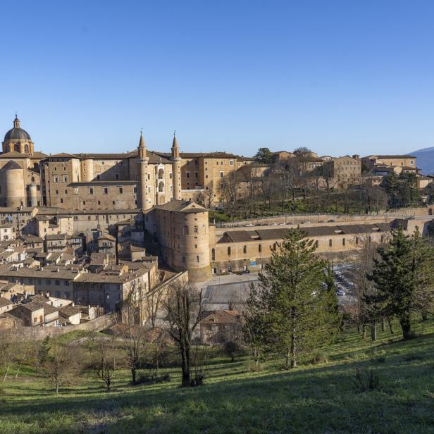 Panorama der italienischen Stadt Urbino mit dem Palazzo Ducale im Zentrum.
