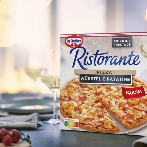 Eine Pizza „Ristorante Wurstel e Patatine“ von Dr. Oetker steht auf einem Tisch.