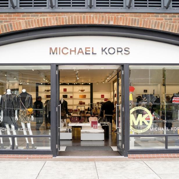 Ein Michael Kors Geschäft mit Schaufensterpuppen und Taschen.