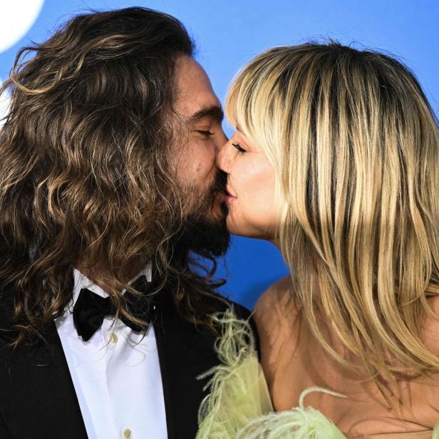 Heidi Klum und Jason Momoa küssen sich.