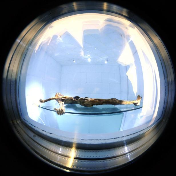 Die Gletschermumie „Ötzi“ liegt in einer Kühlzelle im Archäologiemuseum in Bozen.