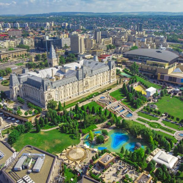 Luftaufnahme des Palatul Culturii (Kulturpalastes) in Iași, Rumänien.