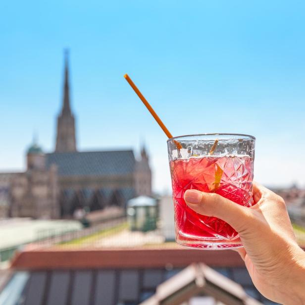 Cocktail genießen auf einer Rooftop-Bar in Wien.