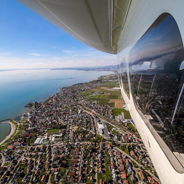 Blick aus einem Flugzeug auf den Bodensee während eines Wochenendurlaubs.