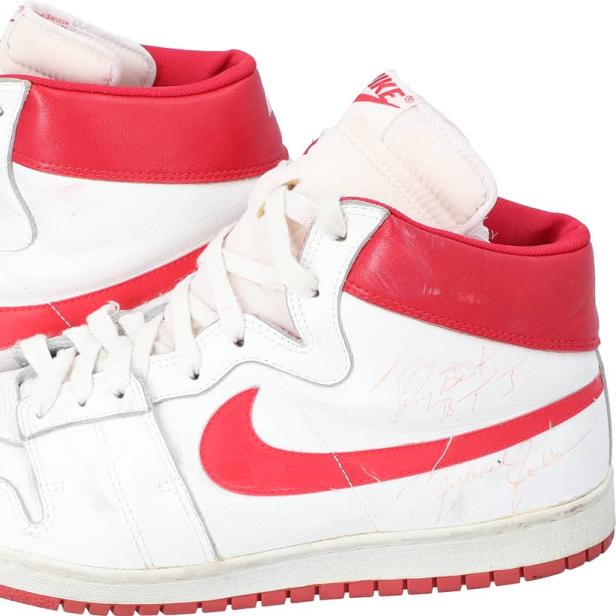 Seltene Michael Jordan Sneakers werden versteigert.