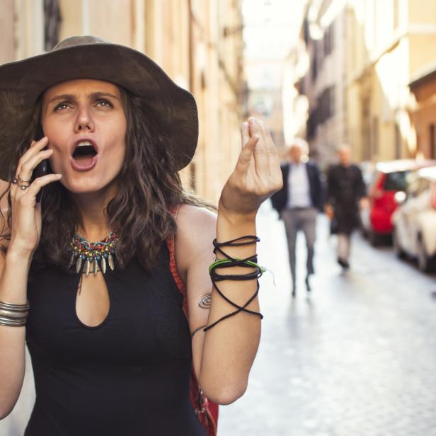 Diese Italienerin gestikuliert beim Telefonieren ganz wild mit ihren Händen.