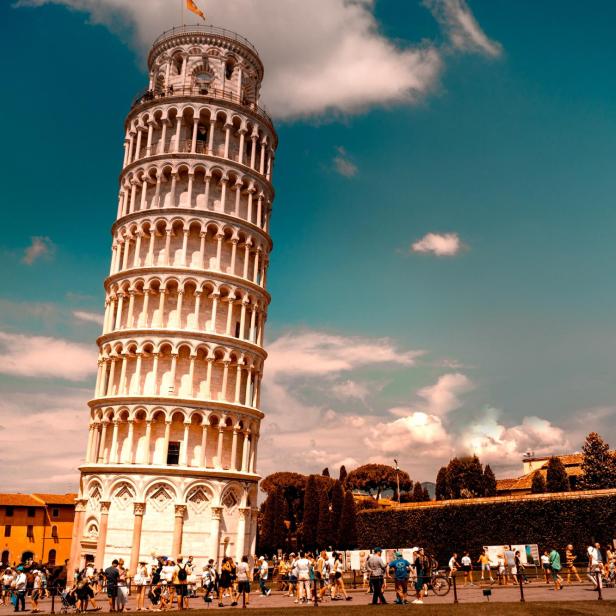 Der Schiefe Turm von Pisa mit vielen Touristen davor.
