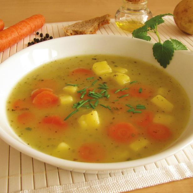 Eine Schüssel Kapuzinersuppe mit Karotten und Kartoffeln.