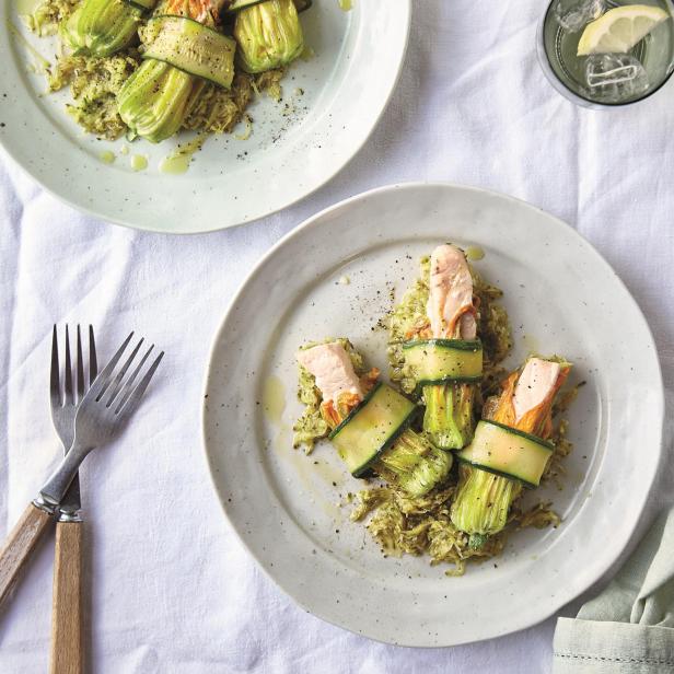 Gefüllte Zucchiniblüten mit Lachs auf zwei Tellern angerichtet.