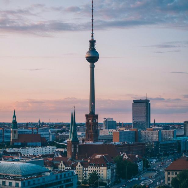 Der Berliner Fernsehturm und das Rathaus ragen über die Stadt Berlin hinaus.