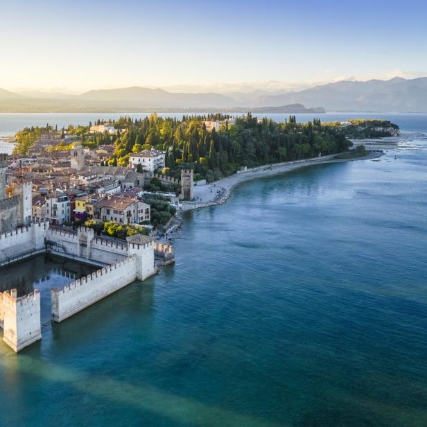 Luftaufnahme von Sirmione am Gardasee mit der Scaligerburg im Vordergrund.