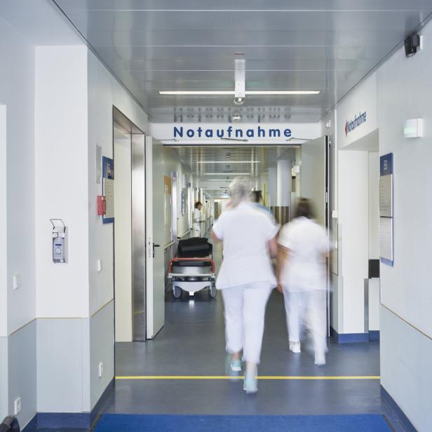 Zwei Krankenschwestern in Spital, darüber Schild "Notaufnahme"