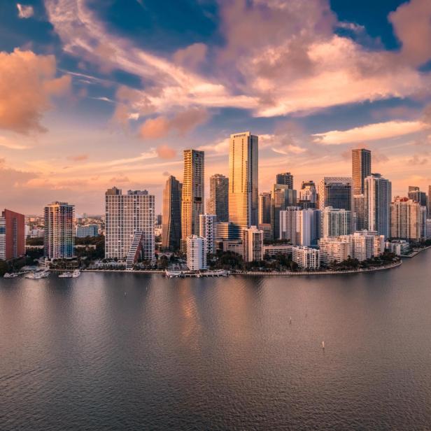 Die Skyline von Miami mit Wolkenkratzern im Abendlicht.