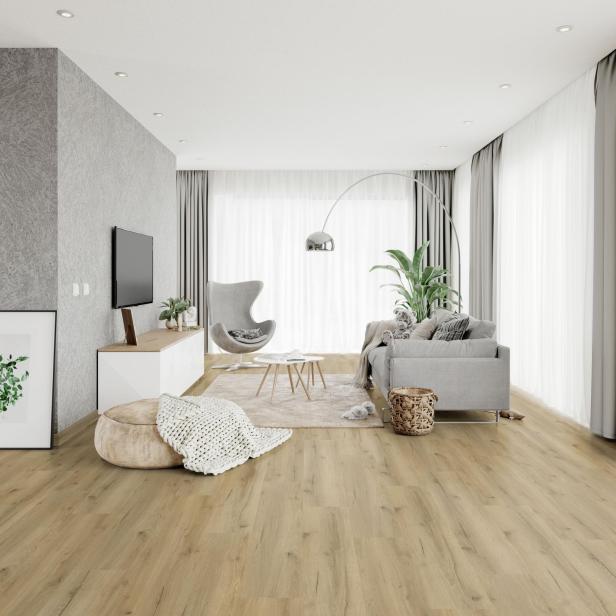 Helles, modern eingerichtetes Wohnzimmer mit grauem Sofa, Sessel, großen Fenstern, Pflanzen und Holzboden.
