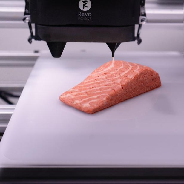 Ein 3D-Drucker druckt ein Stück Fleisch von Revo Foods.