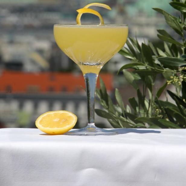 Cocktail mit fruchtig gelber Färbung.