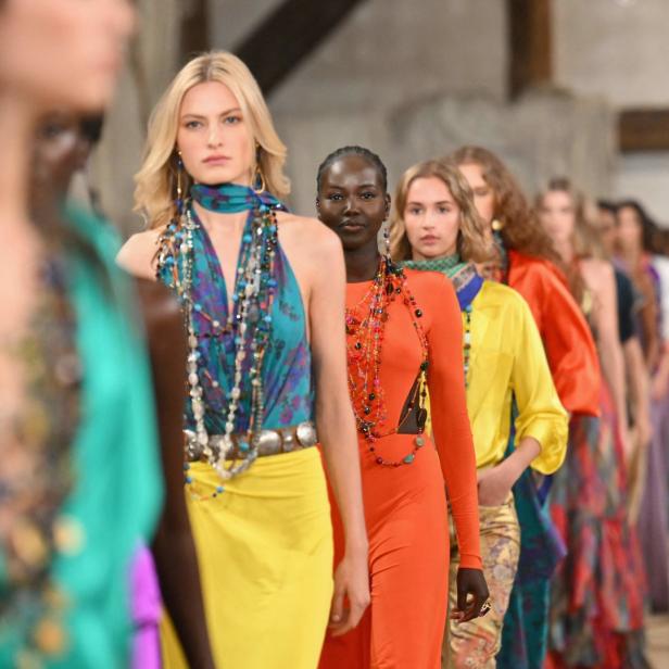 Models präsentieren farbenfrohe Mode auf einem Laufsteg.